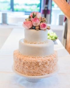 Romantische Hochzeitstorte mit hochwertiger Dekoration aus der Konditorei Judith und die Torten