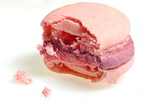 Köstliches Macaron wird angebissen