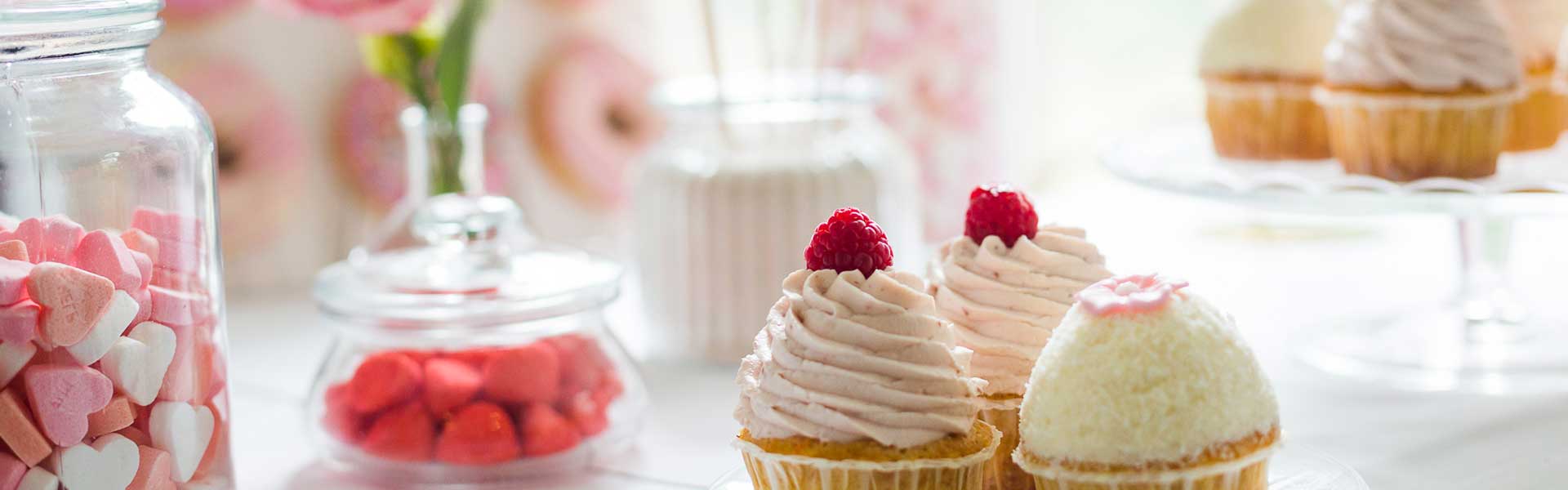 Handgefertigte Cupcakes, Bonbons und Marshmallows zur Hochzeit