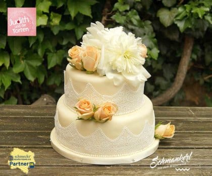 Elegante Hochzeitstorte mit frischen Blumen für eine Hochzeit in Wien