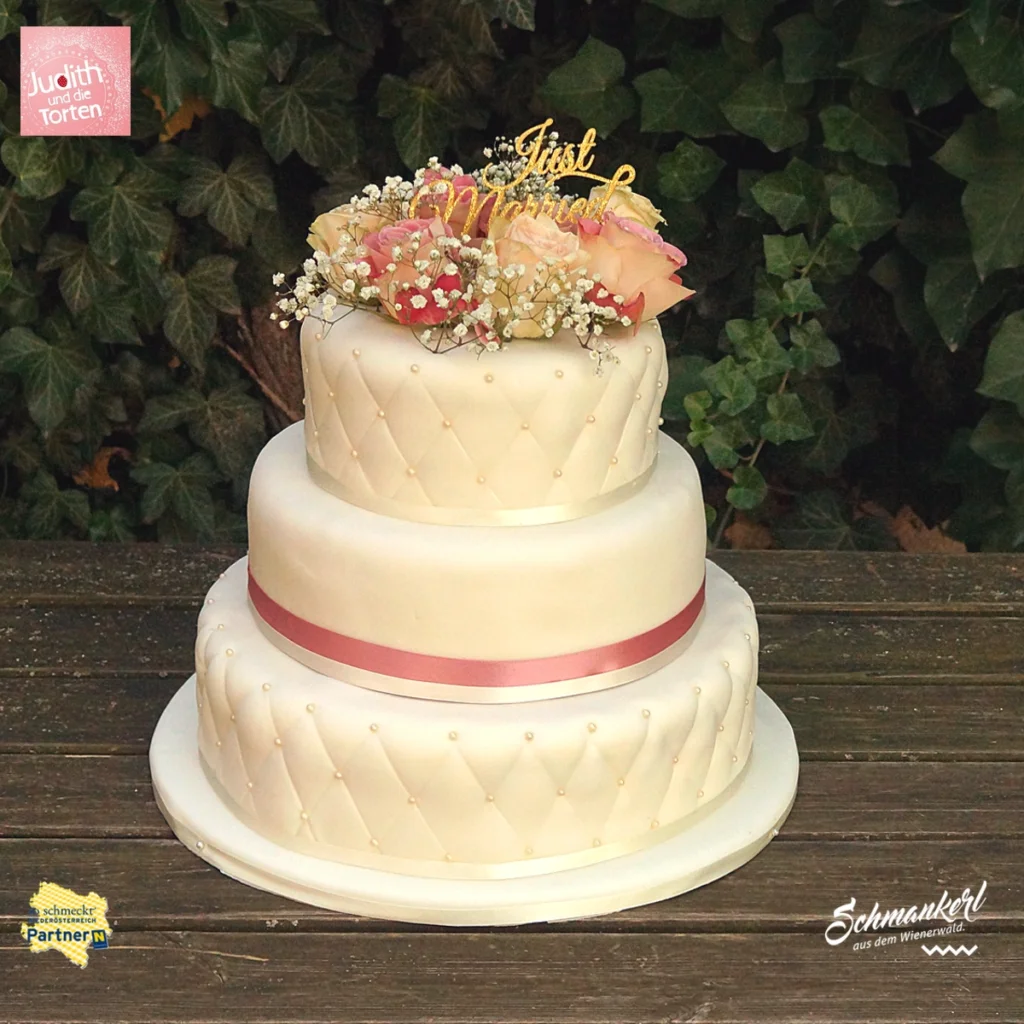 Elegante Hochzeitstorte mit Blumen in Wien und Niederösterreich